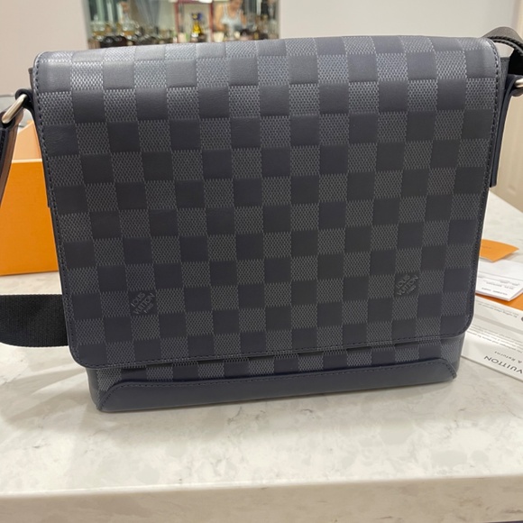 Louis Vuitton Men’s cross body bag - Picture 7 of 12